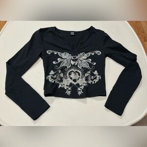 SHEIN Black and White Graphic Long Sleeve Crop Top